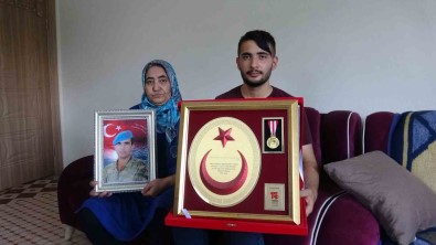 Darbeci Binbasinin 'Vur' Emrine Uymadigi Için Sehit Edilen Oglunun Acisini Unutamiyor