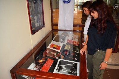 EÜ Merkez Kütüphanesinde '15 Temmuz Konulu Kitap Sergisi' Açildi