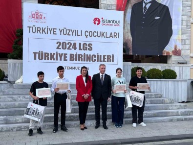 Istanbul Valisi Gül, LGS Türkiye Birincilerini Agirladi