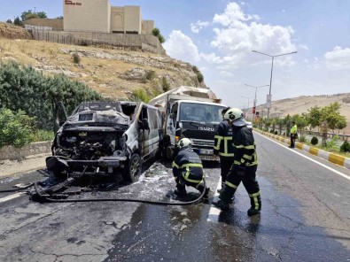 Mardin'de Seyir Halindeki Ticari Araç Alevlere Teslim Oldu