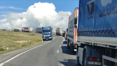Ardahan-Posof Karayolunda TIR Devrildi, Yol Ulasima Kapandi