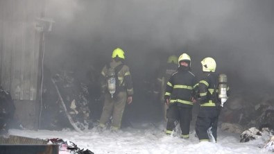 Bursa'da Geri Dönüsüm Fabrikasinda Çikan Yangin Söndürüldü