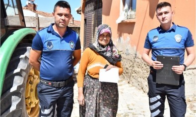 Emetli Esnaf Pazar Yerinde Bulduklari 5 Bin TL'yi Zabitaya Teslim Etti