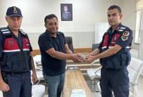 Jandarma Vatandasin Yolda Buldugu Parayi Sahibine Teslim Etti Haberi