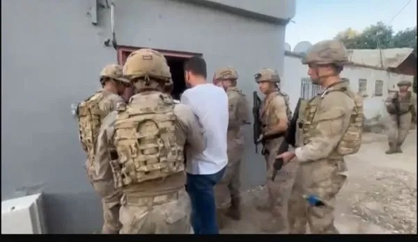 ‘Terör halayına’ operasyon: 5 kişi yakalandı