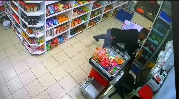 Hırsız çalmaya doyamadı! Önce eve girdi sonra...