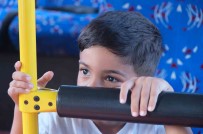 Çocugun Dolmusta Düsürdügü Kulakligi Alan Yasli Adam Kayiplara Karisti