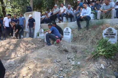 Depremden Bu Yana Sürdürdügü 18 Aylik Yasam Mücadelesini Kaybeden Adam, Evlatlari Ve Esinin Yanina Defnedildi