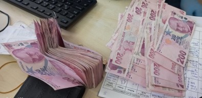 Isçi Emeklisi Buldugu Para Dolu Çantayi Sahibine Teslim Etti