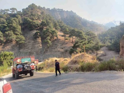 Salihli'deki Orman Yangini Devam Ediyor