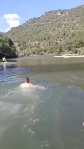 Serinlemek Için Girdigi Irmakta Boguldu