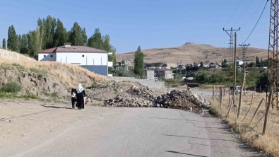 Üç Parselinden Geçen Yolu Kapatti