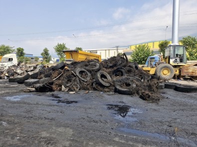 Alevlere Teslim Olan Lastik Deposunda Onlarca Lastik Kül Oldu