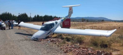 Çanakkale'de Motor Arizasi Yapan Egitim Uçagi Bugday Tarlasina Sert Inis Yapti