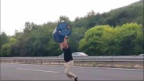Canini Hiçe Sayarak, Trafigi Tehlikeye Düsüren Varili Yolun Disina Atti Haberi