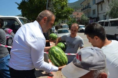 Çiftçiye Destek Için Vatandaslara 2 Ton Ücretsiz Karpuz Dagitimi Gerçeklestirdi