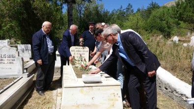 Gazeteci, Sair Ve Yazar Nail Abbas Sayar Kabri Basinda Anildi