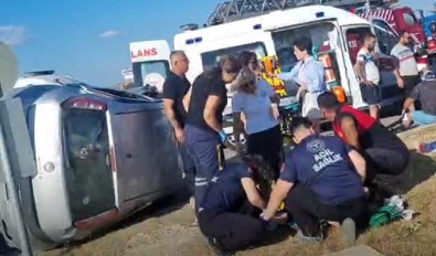 Gelibolu'da Minibüs Ile Otomobil Çarpisti Açiklamasi 1'I Agir 7 Yarali