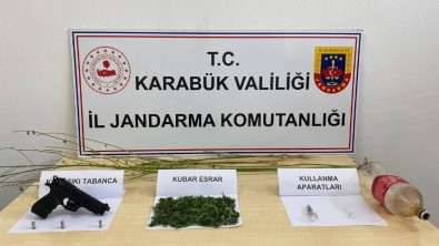 Kenevir Ve Esrar Ile Yakalandi