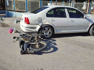 Kesan'da Otomobil Ile Çarpisan Motosiklette 2 Kisi Yaralandi