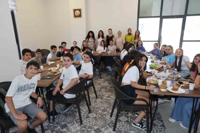 Sehzadeler Belediyesi'nden Ögrencilere Çig Köfteli Veda Partisi