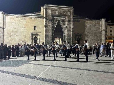 Sivas'ta Gurbetçilere Halayli Karsilama