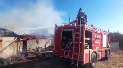 Yozgat'ta Ahirda Çikan Yangin, Samanlik Ve Eve Siçradi