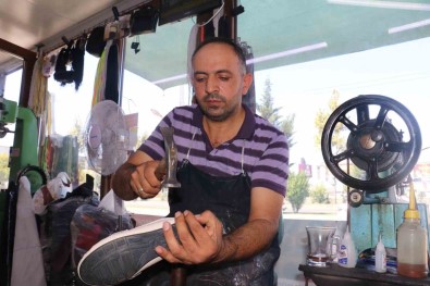 Ayakkabi Ustasi Depremzede Kardesler Ayakta Kalmak Için Direniyor