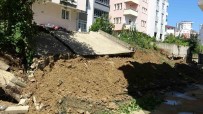 Ordu'da Saganak Nedeniyle Istinat Duvari Yikildi Açiklamasi 10 Daireli Bina Tahliye Edildi Haberi