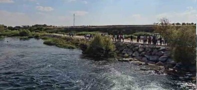 Serinlemek Için Firat Nehri'ne Giren Çocugun Cenazesi Çikarildi