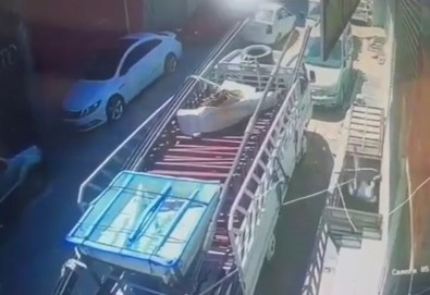 Sikmak Istedigi Halat Kopunca Nakliyeci 5 Metrelik Bosluga Düstü