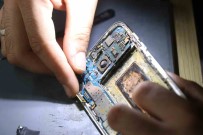 Telefon Bomba Gibi Patlamisti, Teknik Servis Vatandasi Böyle Uyardi Haberi