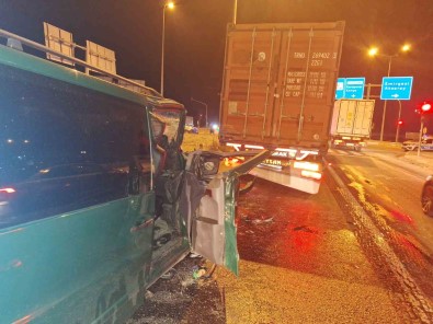 Tira Çarpan Minibüsteki 2 Kisi Yaralandi