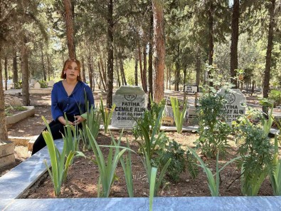 Türkiye'yi Duygulandiran Yüzügü Bulamayan Depremzede Zehra Ögretmen, Annesinin Mezari Basinda Özür Diledi