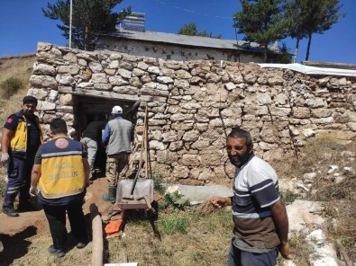Ahirin Çatisi Çöktü, Mahsur Kalan Bir Kisi Kurtarildi