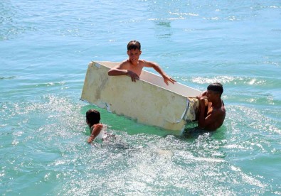 Eski Buzdolabini Kayik Yapti, Sulama Kanalina Açildi