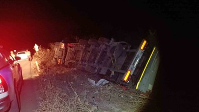 Kontrolden Çikan Tir Devrildi Açiklamasi 1 Yarali