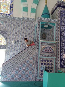 Pursaklar'da Camiler Düzenli Temizleniyor