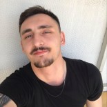 Tek Basina Yasayan Genç Sevgilisi Tarafindan Evde Ölü Bulundu Haberi