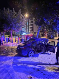 Çorum'da Agaca Çarpan Otomobilde Bulunan 2 Kisi Can Verdi