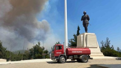 Eceabat'taki Orman Yangini Rüzgarin Etkisiyle Büyüyor