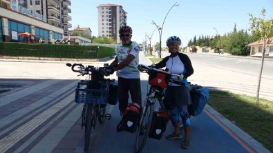 Seyahat Tutkunu Çift, Bisikletle 3 Bin Kilometre Yol Yapti