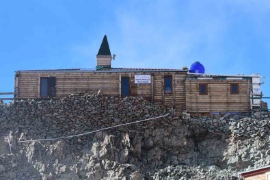 'Uçurumdaki Mescit' Ziyaretçilerini Hayran Birakiyor