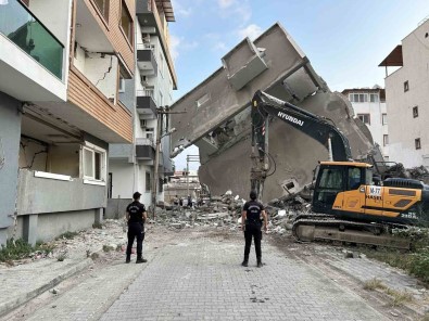 Yikimi Yapilan 5 Katli Bina, Vatandaslarini Yasadigi Binanin Üzerine Devrildi