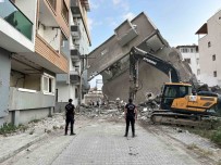 Yikimi Yapilan 5 Katli Bina, Vatandaslarini Yasadigi Binanin Üzerine Devrildi Haberi