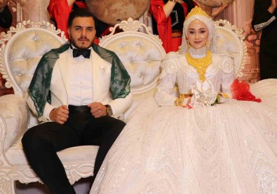 Burukiler Asiretinin Dügününde Geline 3 Kilo Altin, Damada 12 Milyon TL Taki Takildi