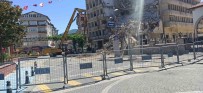 Devrek'te Eski Belediye Binasinin Yikimina Baslandi