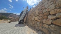 Fren Ile Gaz Pedalinin Yerini Karistirdi, 5 Metrelik Duvarda Asili Kaldi Haberi