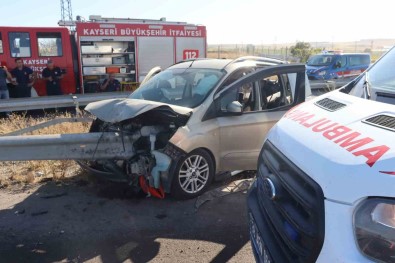 Hafif Ticari Araç Bariyere Ok Gibi Saplandi Açiklamasi 2 Ölü, 4 Yarali
