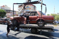 Otomobilde Sikisan Sürücüyü Itfaiye Kurtardi